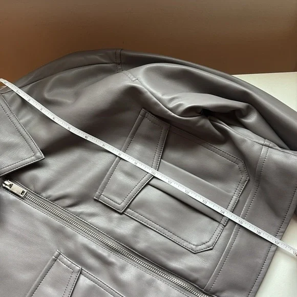 Forever 21 NWT Gray Faux Leather Cropped Bomber Jacket Medium M - Picture 8 of 9